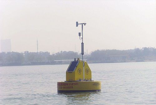 利用物联网技术构建的水质监测浮标站